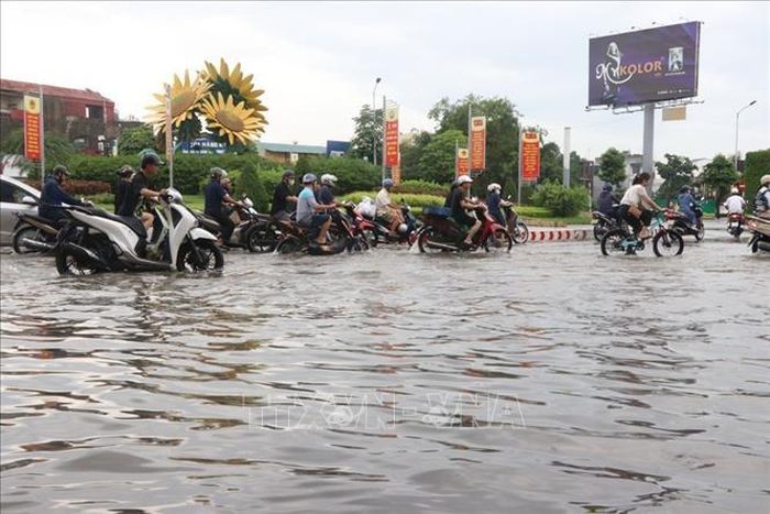 Phố Lê Thanh Nghị, gần vòng xuyến Cầu Cất, phường Lê Thanh Nghị, thành phố Hải Phòng vẫn ngập cục bộ sáng 24/8. Ảnh: Mạnh Minh/TTXVN