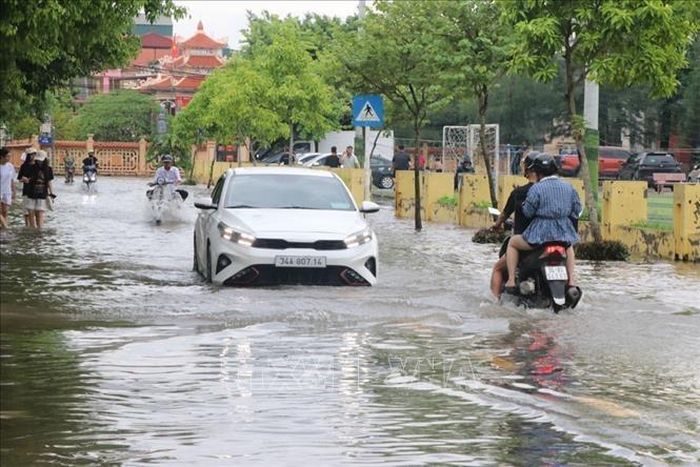 Tuyến phố Đức Minh, phường Lê Thanh Nghị vẫn ngập cục bộ sáng 24/8. Ảnh: Mạnh Minh/TTXVN