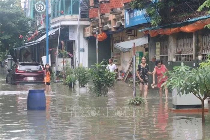 Phố Bùi Thị Cúc, phường Lê Thanh Nghị, thành phố Hải Phòng ngập nặng, các phương tiện không lưu thông được. Ảnh: Mạnh Minh/TTXVN