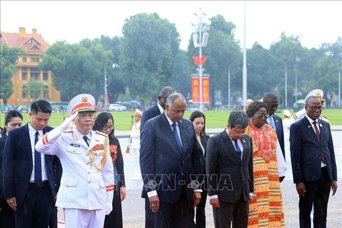 Chủ tịch Quốc hội Cộng hòa Côte d’Ivoire (Bờ Biển Ngà) Patrick Achi đến đặt vòng hoa, vào Lăng viếng Chủ tịch Hồ Chí Minh. Ảnh: Tuấn Anh/TTXVN