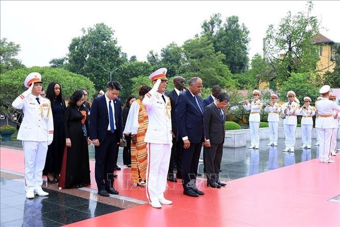 Chủ tịch Quốc hội Cộng hòa Côte d’Ivoire Patrick Achi cùng đoàn đại biểu cấp cao đến đặt vòng hoa tại Ðài tưởng niệm các Anh hùng liệt sĩ. Ảnh: Tuấn Anh/TTXVN