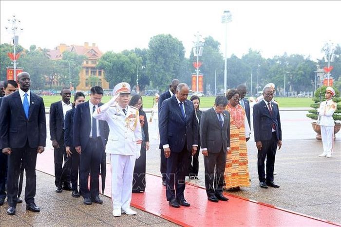 Chủ tịch Quốc hội Cộng hòa Côte d’Ivoire (Bờ Biển Ngà) Patrick Achi viếng Chủ tịch Hồ Chí Minh. Ảnh: Tuấn Anh/TTXVN