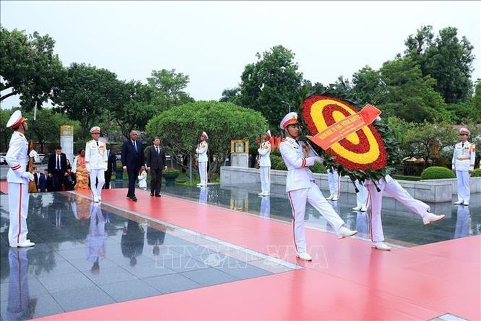 Chủ tịch Quốc hội Cộng hòa Côte d’Ivoire Patrick Achi đến đặt vòng hoa tại Ðài tưởng niệm các Anh hùng liệt sĩ (đường Bắc Sơn, Hà Nội). Ảnh: Tuấn Anh/TTXVN
