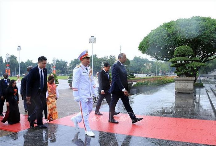 Chủ tịch Quốc hội Cộng hòa Côte d’Ivoire (Bờ Biển Ngà) Patrick Achi vào Lăng viếng Chủ tịch Hồ Chí Minh. Ảnh: Tuấn Anh/TTXVN