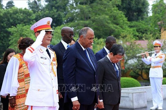 Chủ tịch Quốc hội Cộng hòa Côte d’Ivoire Patrick Achi tưởng niệm các Anh hùng liệt sĩ. Ảnh: Tuấn Anh/TTXVN