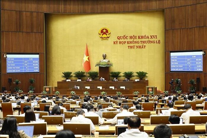 Quốc hội biểu quyết thông qua Luật sửa đổi, bổ sung một số điều của Luật Người lao động Việt Nam đi làm việc ở nước ngoài theo hợp đồng. Ảnh: Doãn Tấn/TTXVN