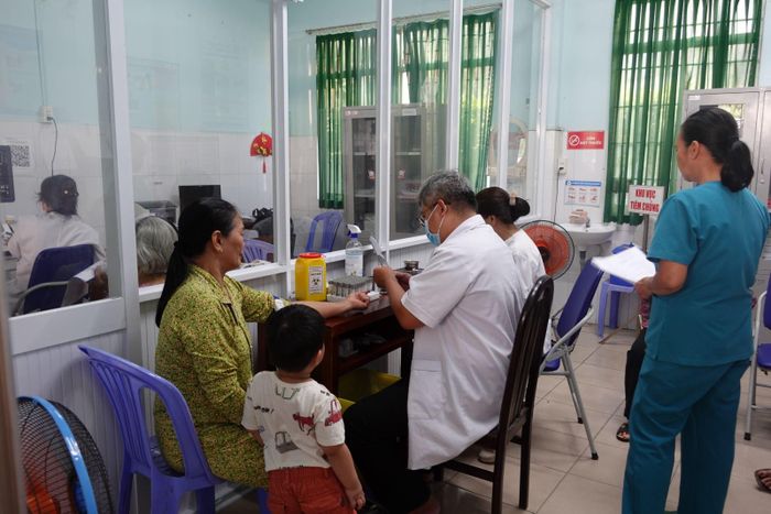 Người dân khám sức khoẻ tại Trạm y tế phường Hiệp Bình.