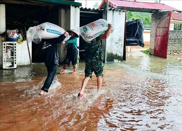 Cán bộ, chiến sĩ Bộ Chỉ huy quân sự tỉnh Bắc Ninh hỗ trợ người dân di dời tài sản tại xã Ngọc Thiện. Ảnh: Danh Lam/TTXVN