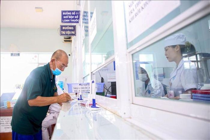 Tỷ lệ thanh toán không dùng tiền mặt trong lĩnh vực y tế tỉnh Tây Ninh vẫn còn ở mức thấp so với nhiều lĩnh vực khác. Ảnh: Giang Phương/TTXVN