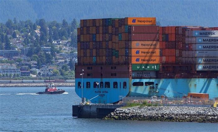 Phao biển, rọ mõm chó, áo choàng, quốc kỳ và “tượng nhỏ bằng kim loại cơ bản” của Canada giờ đây sẽ trở nên đắt đỏ hơn đối với người mua Mỹ. Trong ảnh là quang cảnh cảng hàng hóa tại Vancouver, Canada. Nguồn: THX/TTXVN phát