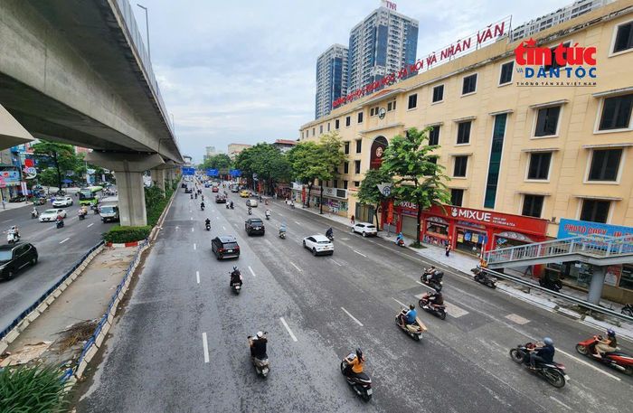 Hà Nội hoàn thành đường cống khổng lồ dưới lòng đường Nguyễn Trãi, góp phần chống ngập cho điểm đen trước cổng Trường Đại học khoa học xã hội và Nhân văn.
