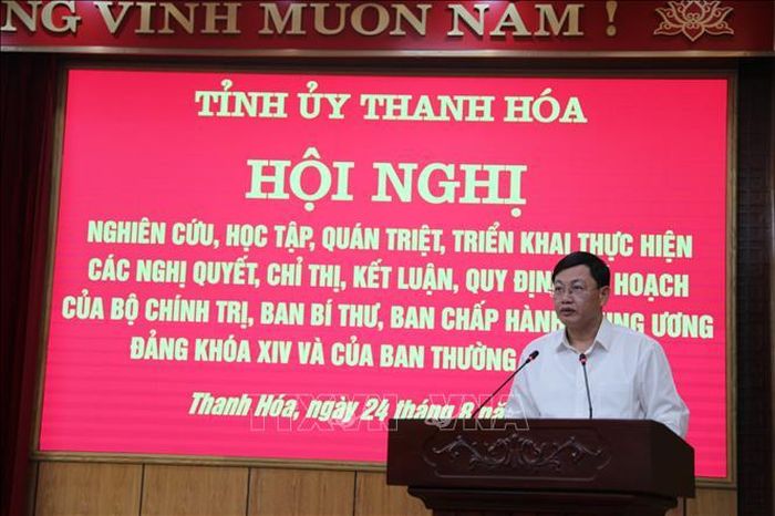 Phó Chủ tịch Thường trực UBND tỉnh Mai Xuân Liêm trình bày các nghị quyết, kết luận của Trung ương và Chỉ thị của Ban Thường vụ Tỉnh ủy.