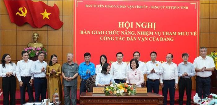 Ban Tuyên giáo và Dân vận Tỉnh ủy cùng Đảng ủy Mặt trận Tổ quốc Việt Nam tỉnh ký kết bàn giao chức năng, nhiệm vụ tham mưu công tác dân vận.