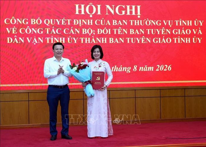 Phó Bí thư Tỉnh ủy, Chủ tịch Ủy ban MTTQVN tỉnh Tây Ninh Nguyễn Thanh Hải trao Quyết định và chúc mừng đồng chí Nguyễn Thị Xuân Hương được bổ nhiệm Trưởng ban Tuyên giáo Tỉnh ủy Tây Ninh.