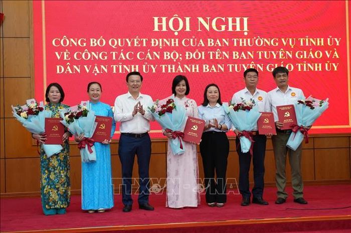 Phó Bí thư Tỉnh ủy, Chủ tịch Ủy ban MTTQVN tỉnh Tây Ninh Nguyễn Thanh Hải chúc mừng lãnh đạo Ban Tuyên giáo Tỉnh ủy Tây Ninh.
