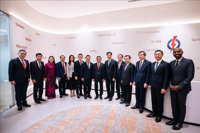 Ủy viên Bộ Chính trị, Thường trực Ban Bí thư Trần Cẩm Tú và Chủ tịch Đảng Hành động Nhân dân Singapore Desmond Lee với các đại biểu. Ảnh: Phương Hoa/TTXVN