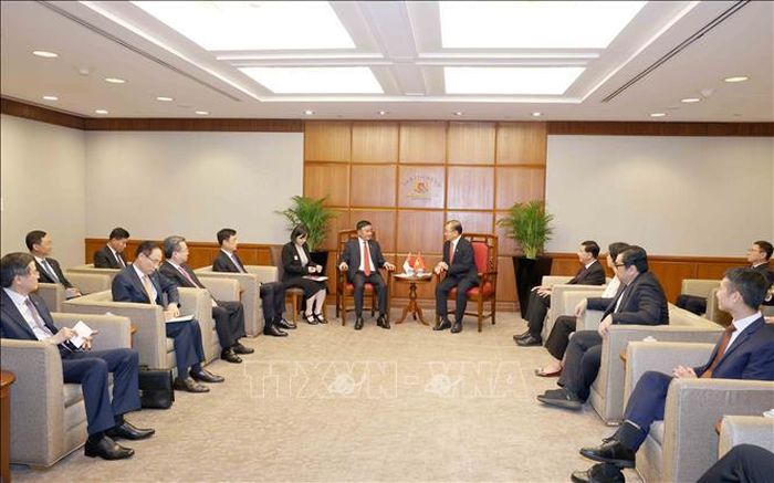 Thường trực Ban Bí thư Trần Cẩm Tú hội kiến Chủ tịch Quốc hội Singapore Seah Kian Peng. Ảnh: Phương Hoa/TTXVN