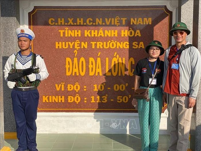 Chị Trần Ngọc Thảo Sophie thăm đảo Đá Lớn cùng đoàn kiều bào các nước. Ảnh: TTXVN phát
