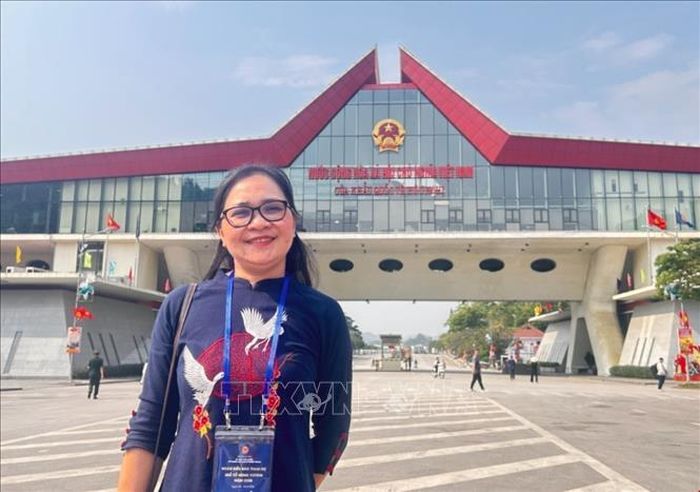 Chị Trần Ngọc Thảo Sophie chụp ảnh tại Cửa khẩu Hữu Nghị trong chuyến về Việt Nam tham dự Lễ giỗ tổ Hùng Vương năm 2026 cùng đoàn kiều bào các nước. Ảnh: TTXVN phát