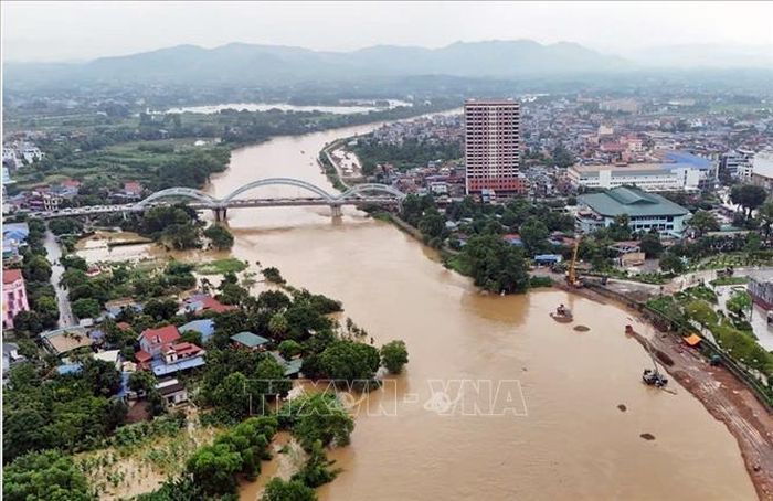 Mực nước sông Cầu tại Trạm Đáp Cầu vượt báo động II. Ảnh: TTXVN