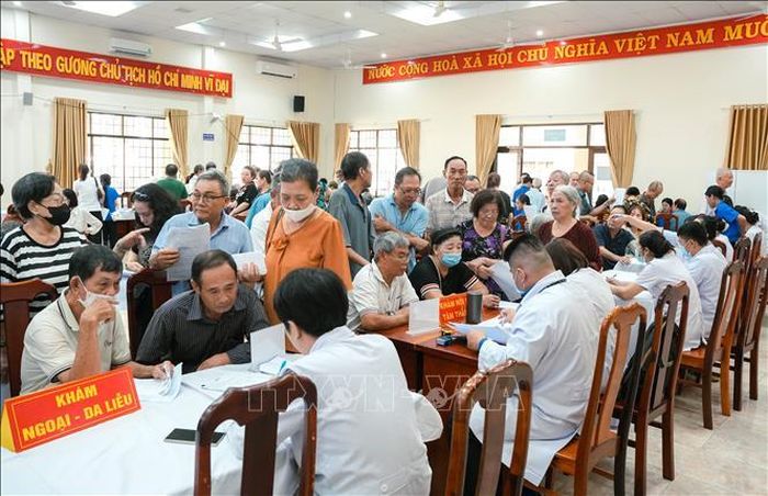 Người dân thuộc diện chính sách, người có công với cách mạng và thân nhân trên địa bàn phường Vũng Tàu được bác sĩ Bệnh viện Thống Nhất Thành phố Hồ Chí Minh khám sức khoẻ miễn phí.