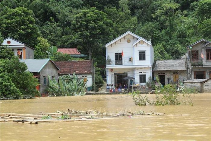 Những hộ dân bị nước cô lập hoàn toàn tại xã Na Sầm, tỉnh Lạng Sơn. Ảnh: Quang Duy/TTXVN