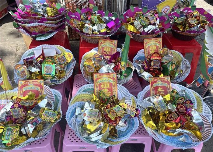 Vàng mã cúng Rằm tháng Bảy được sắp sẵn phục vụ nhu cầu của người dân tại chợ truyền thống trên địa bàn phường Tân Thuận, TP Hồ Chí Minh (ảnh tư liệu).