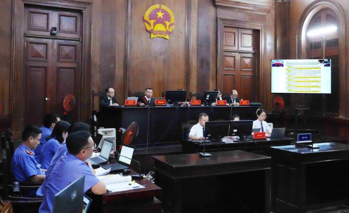 Viện kiểm sát thực hiện trình chiếu tài liệu, chứng cứ và dữ liệu điện tử phục vụ xét hỏi tại phiên tòa.