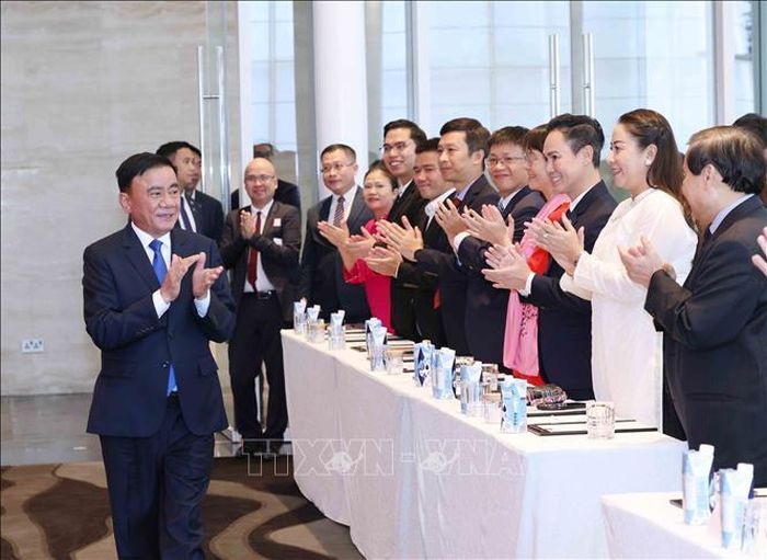 Thường trực Ban Bí thư Trần Cẩm Tú gặp gỡ cán bộ, nhân viên Đại sứ quán và đại diện cộng đồng người Việt Nam tại Singapore. Ảnh: Phương Hoa/TTXVN
