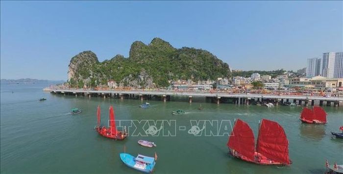 Cánh buồm đỏ thắm trên chiếc thuyền ba vách trở thành điểm nhấn trước vẻ đẹp nên thơ của vịnh Hạ Long. Ảnh: TTXVN