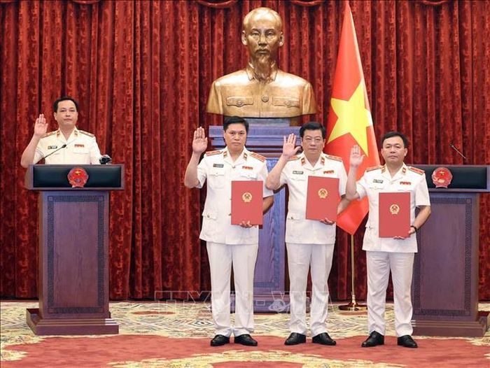 Các đồng chí được bổ nhiệm chức danh Kiểm sát viên Viện Kiểm sát nhân dân tối cao tuyên thệ. Ảnh: Thống Nhất/TTXVN