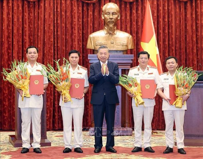 Tổng Bí thư, Chủ tịch nước Tô Lâm trao Quyết định bổ nhiệm chức danh Kiểm sát viên Viện Kiểm sát nhân dân tối cao. Ảnh: Thống Nhất/TTXVN