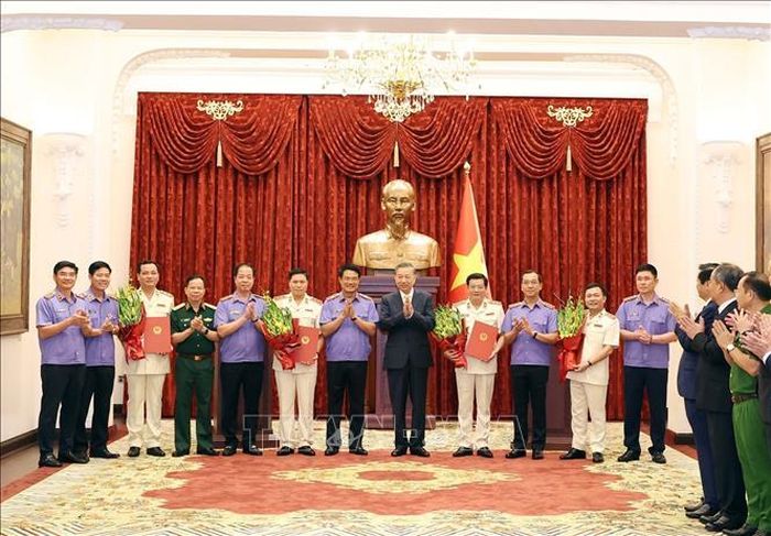 Tổng Bí thư, Chủ tịch nước Tô Lâm, các đại biểu và các đồng chí được bổ nhiệm chức danh Kiểm sát viên Viện Kiểm sát nhân dân tối cao. Ảnh: Thống Nhất/TTXVN