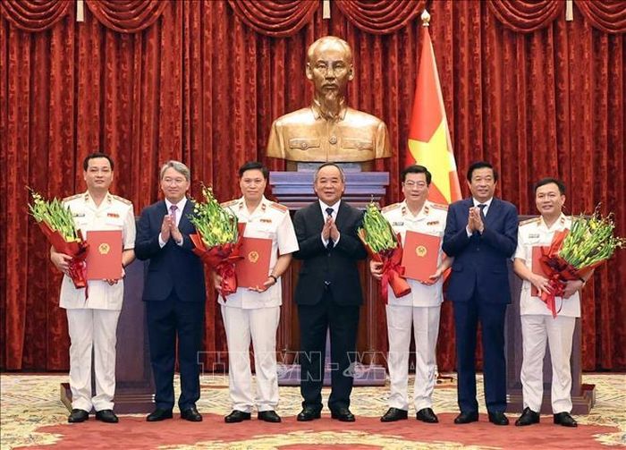 Các đồng chí lãnh đạo tặng hoa chúc mừng các đồng chí được bổ nhiệm chức danh Kiểm sát viên Viện Kiểm sát nhân dân tối cao. Ảnh: Thống Nhất/TTXVN