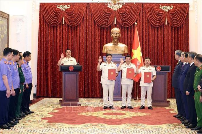 Các đồng chí được bổ nhiệm chức danh Kiểm sát viên Viện Kiểm sát nhân dân tối cao tuyên thệ. Ảnh: Thống Nhất/TTXVN