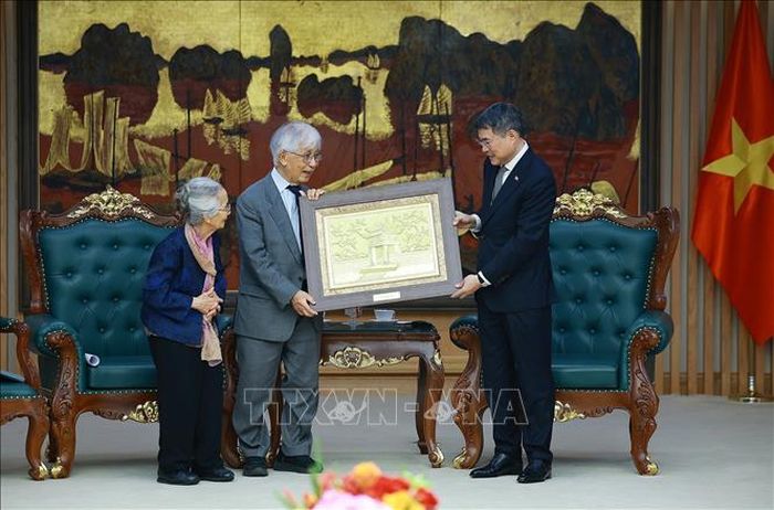 Thủ tướng Lê Minh Hưng tặng bức tranh Văn Miếu - Quốc Tử Giám cho Giáo sư Trần Thanh Vân và Giáo sư Lê Kim Ngọc. Ảnh: Dương Giang/TTXVN