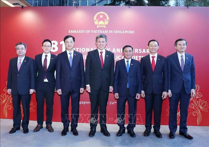 Thường trực Ban Bí thư Trần Cẩm Tú cùng Phó Tổng Thư ký Đảng Hành động Nhân dân Singapore, Bộ trưởng Quốc phòng kiêm Bộ trưởng Điều phối dịch vụ công Chan Chun Sing và các đại biểu dự Lễ kỷ niệm. Ảnh: Phương Hoa/TTXVN
