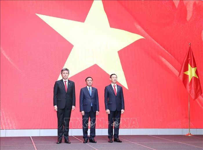Thường trực Ban Bí thư Trần Cẩm Tú cùng Phó Tổng Thư ký Đảng Hành động Nhân dân Singapore, Bộ trưởng Quốc phòng kiêm Bộ trưởng Điều phối dịch vụ công Chan Chun Sing (bên trái) tại Lễ kỷ niệm. Ảnh: Phương Hoa/TTXVN