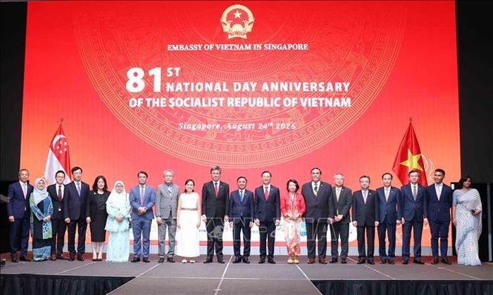 Thường trực Ban Bí thư Trần Cẩm Tú cùng Phó Tổng Thư ký Đảng Hành động Nhân dân Singapore, Bộ trưởng Quốc phòng kiêm Bộ trưởng Điều phối dịch vụ công Chan Chun Sing và Đại sứ các nước tại Lễ kỷ niệm. Ảnh: Phương Hoa/TTXVN