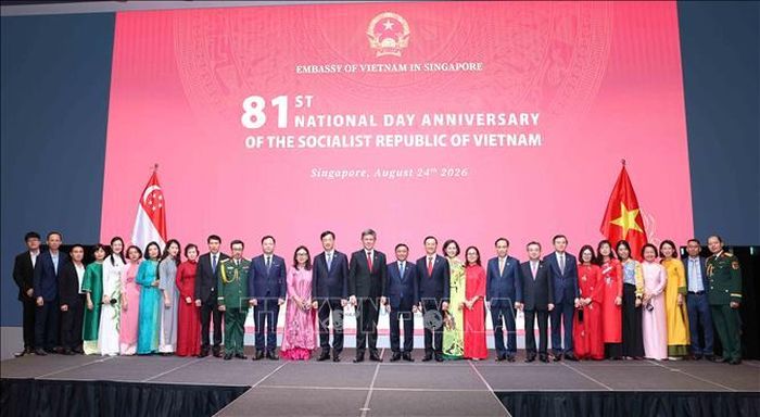 Thường trực Ban Bí thư Trần Cẩm Tú cùng cán bộ, nhân viên Đại sứ quán Việt Nam tại Singapore. Ảnh: Phương Hoa/TTXVN