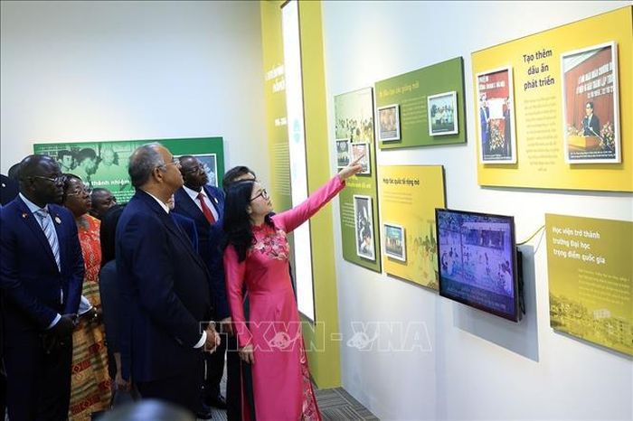 Chủ tịch Quốc hội Côte d’Ivoire Patrick Achi thăm phòng truyền thống của Học viện Nông nghiệp Việt Nam. Ảnh: Tuấn Anh/TTXVN