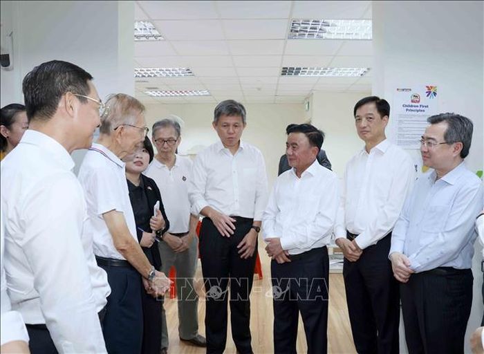 Thường trực Ban Bí thư Trần Cẩm Tú thăm địa điểm tiếp xúc cử tri của Đảng Hành động Nhân dân Singapore. Ảnh: Phương Hoa/TTXVN