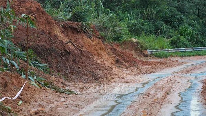 Nhiều vị trí có nguy cơ sạt lở cao trên tuyến tránh đèo Văn Rơi.