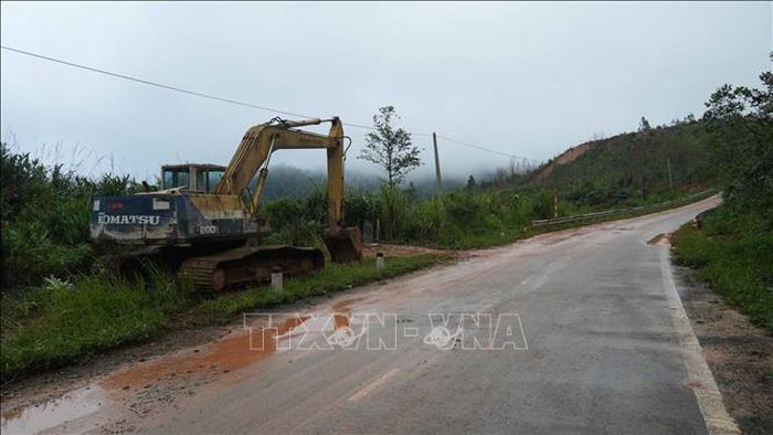Lực lượng chức năng bố trí sẵn máy xúc sẵn sàng xử lý khi có sạt lở.