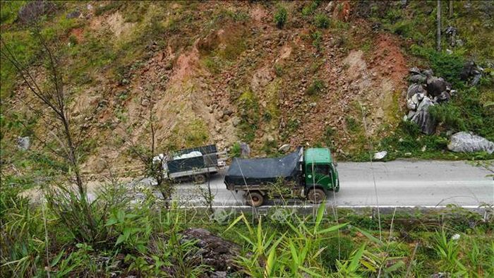 Nhiều vị trí có nguy cơ sạt lở cao trên tuyến tránh đèo Văn Rơi.