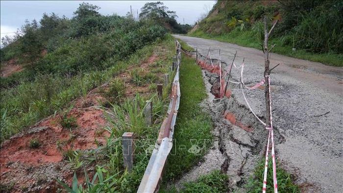 Nhiều vị trí có nguy cơ sạt lở cao trên tuyến tránh đèo Văn Rơi.