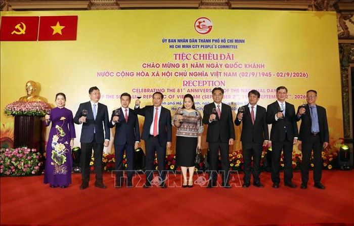Lãnh đạo UBND TP Hồ Chí Minh và đại diện Lãnh sự đoàn tại TP Hồ Chí Minh chúc mừng Quốc khánh Việt Nam.