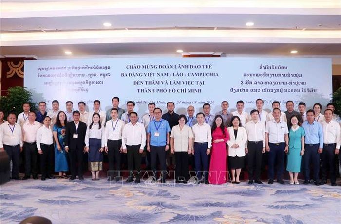 Các đại biểu chụp ảnh lưu niệm sau buổi làm việc.