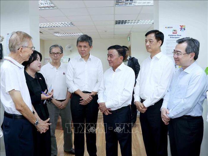 Thường trực Ban Bí thư Trần Cẩm Tú thăm địa điểm tiếp xúc cử tri của Đảng Hành động Nhân dân Singapore. Ảnh: Phương Hoa/TTXVN.