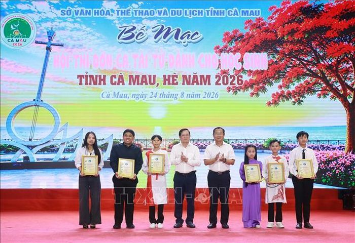 Ban Tổ chức trao giải cho các thi sinh đạt giải A tại Hội thi.